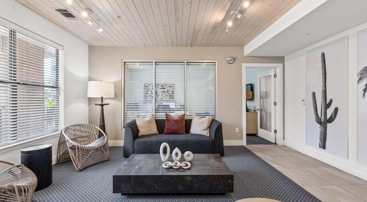 Modern 2b Near Downtown With Pool And Cozy King Beds Apartment *