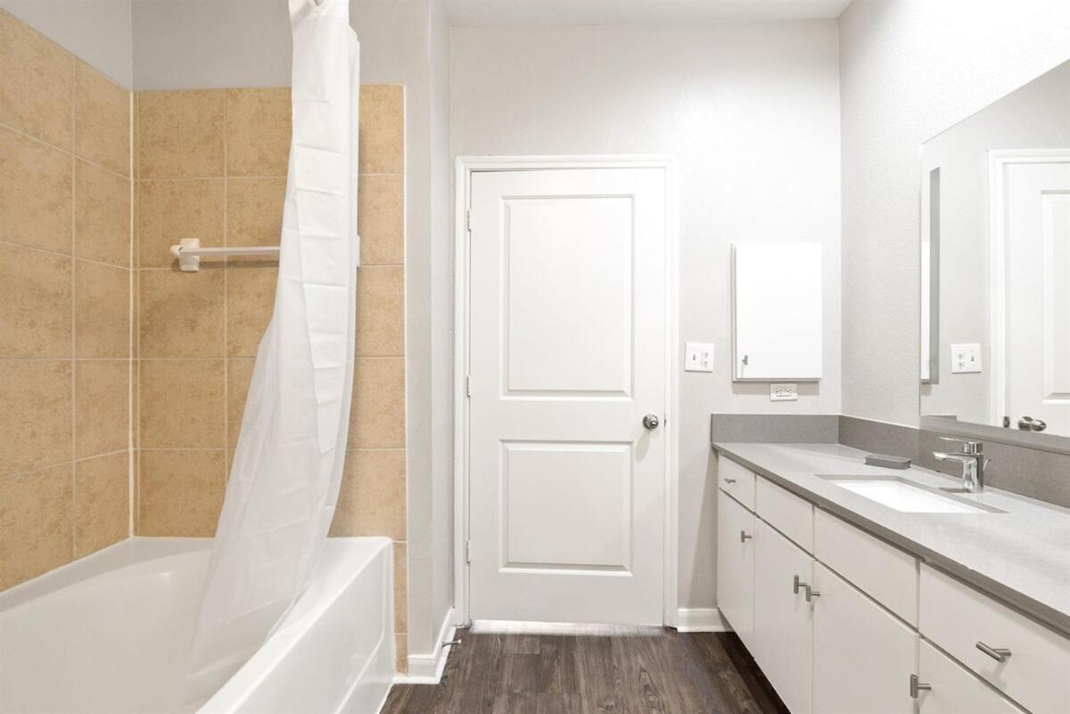 Apartment Modern 2b Near Downtown With Pool And Cozy King Beds
