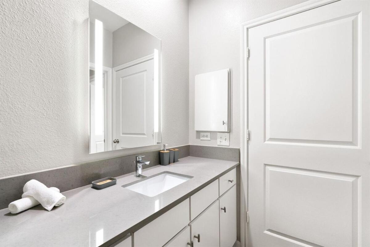 Modern 2b Near Downtown With Pool And Cozy King Beds Apartment *