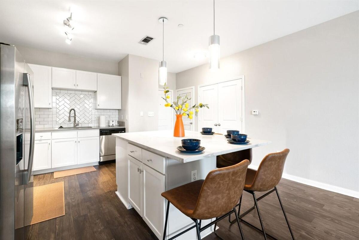 Apartment Modern 2b Near Downtown With Pool And Cozy King Beds *