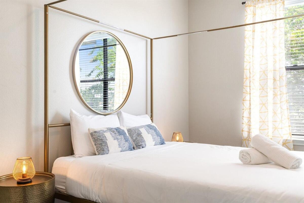 Modern 2b Near Downtown With Pool And Cozy King Beds Austin