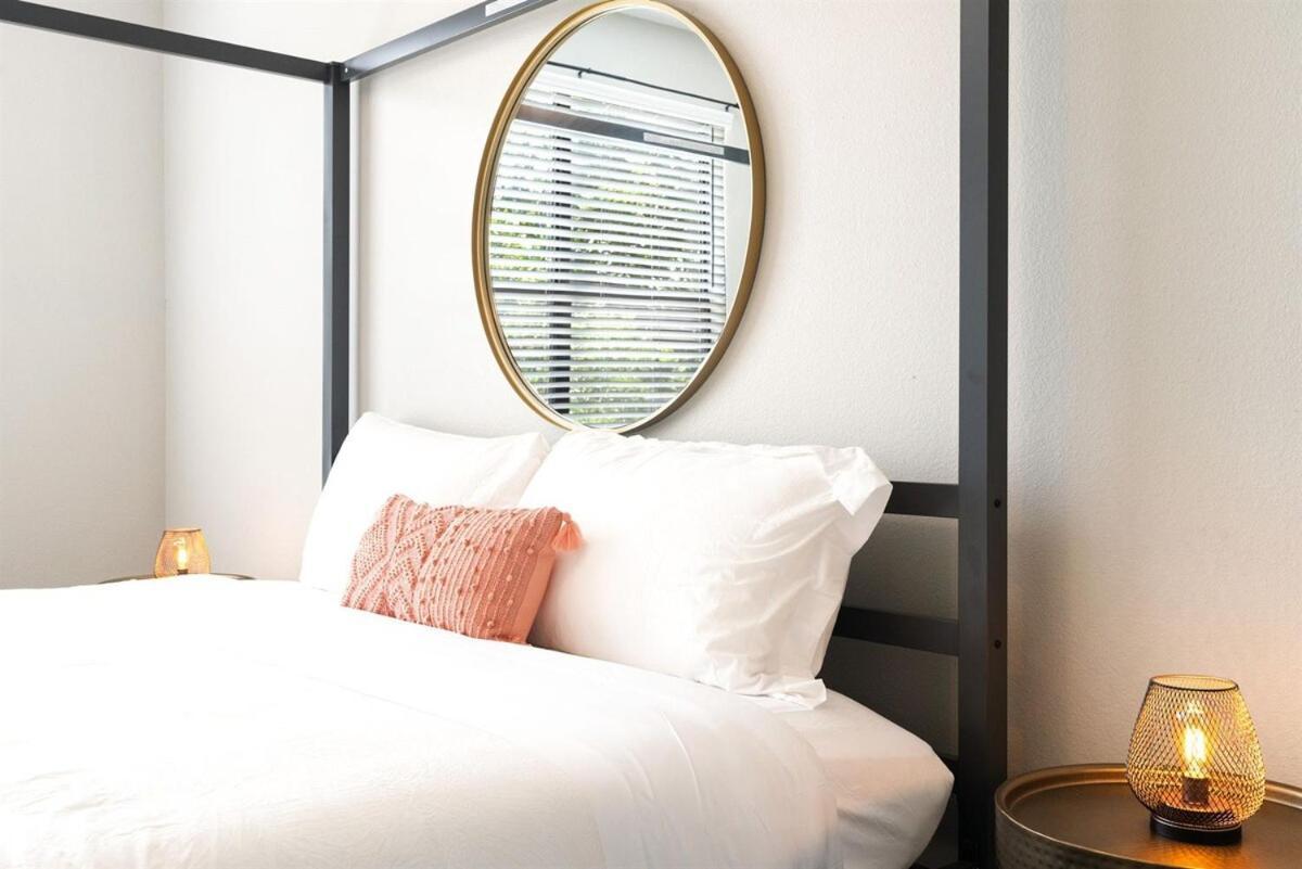 Modern 2b Near Downtown With Pool And Cozy King Beds Apartment