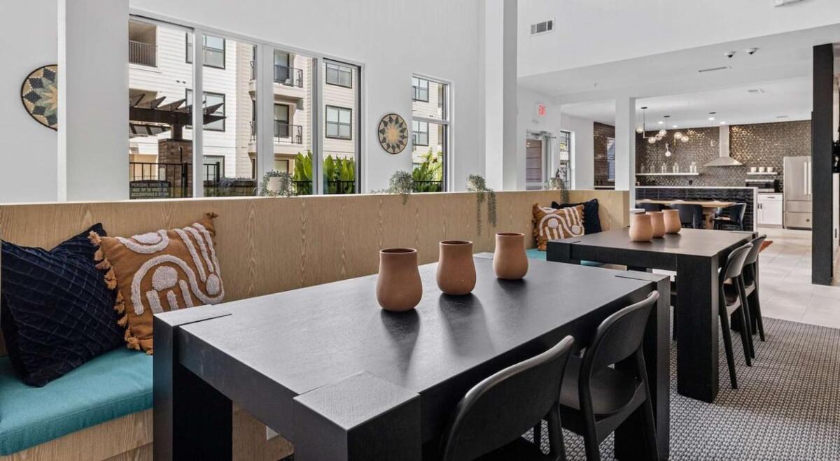 Apartment Modern 2b Near Downtown With Pool And Cozy King Beds