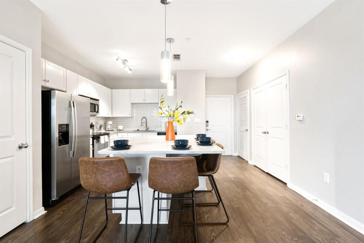 Modern 2b Near Downtown With Pool And Cozy King Beds Apartment *