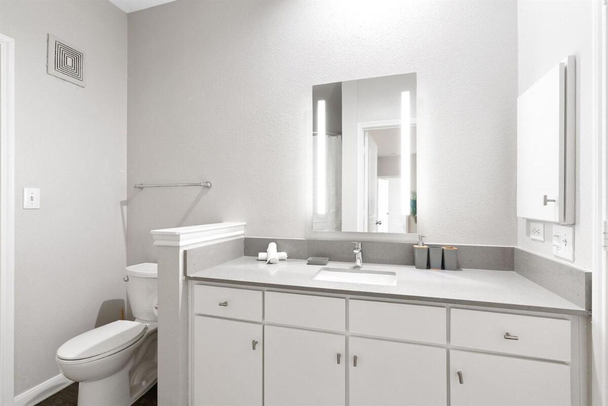 Apartment Modern 2b Near Downtown With Pool And Cozy King Beds *