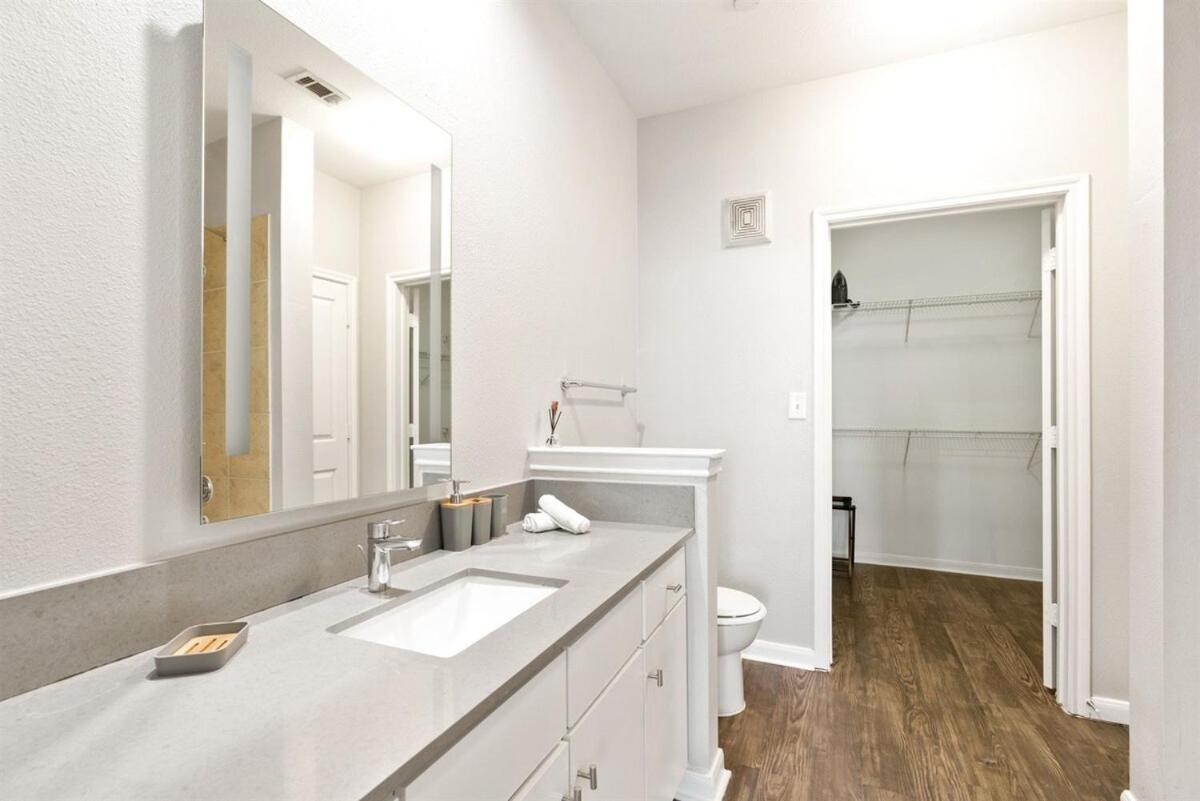 Modern 2b Near Downtown With Pool And Cozy King Beds *