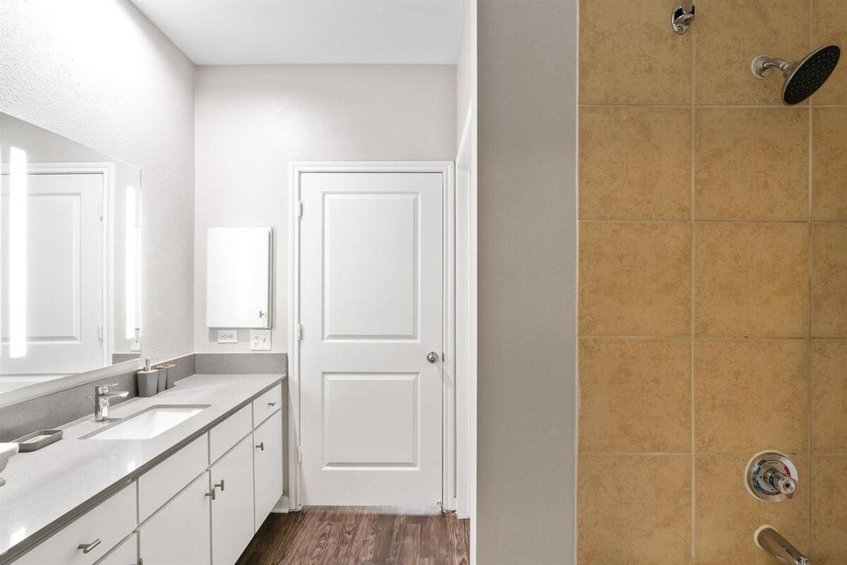 Modern 2b Near Downtown With Pool And Cozy King Beds Austin