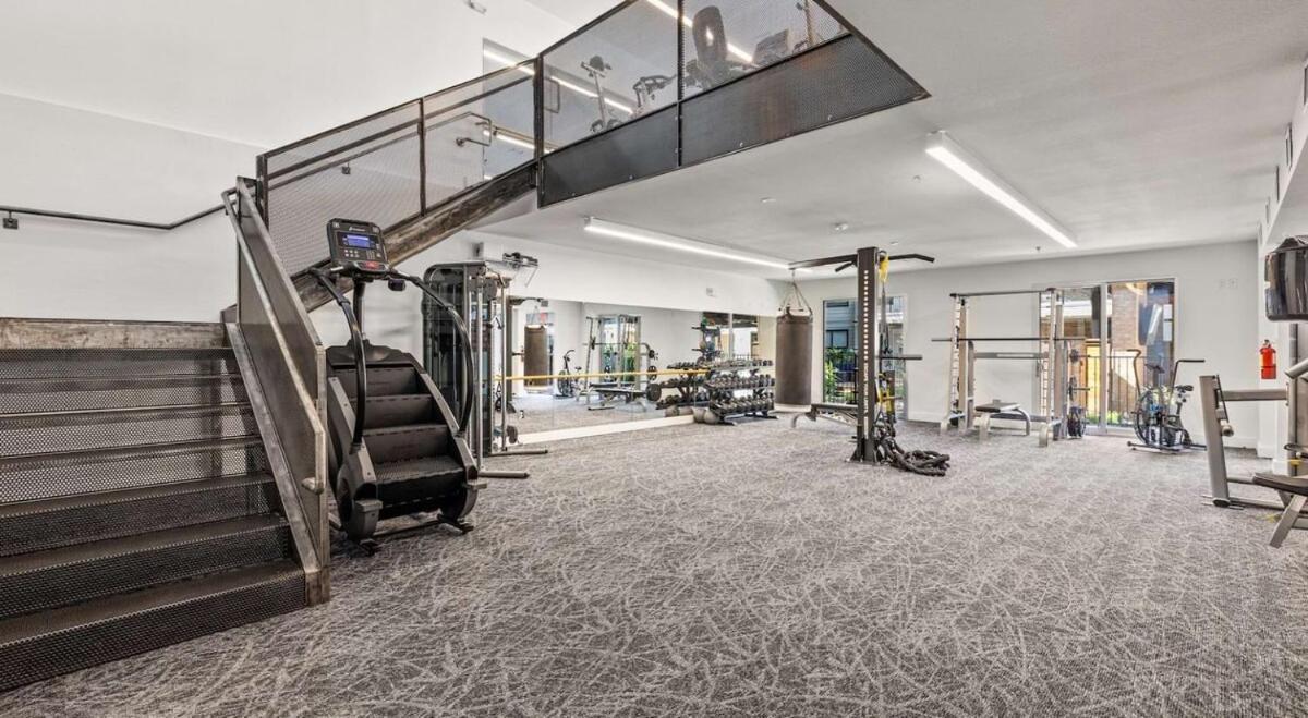 Modern 2b Near Downtown With Pool And Cozy King Beds Apartment