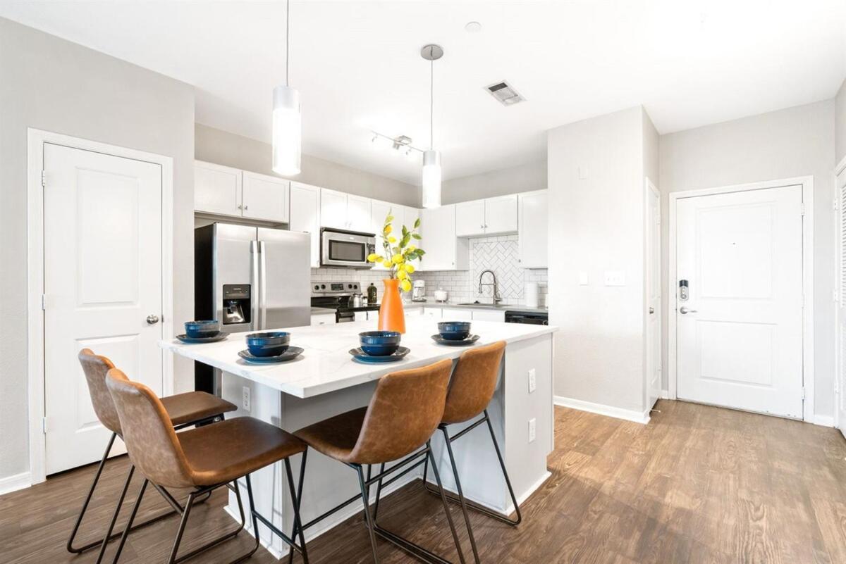 Apartment Modern 2b Near Downtown With Pool And Cozy King Beds