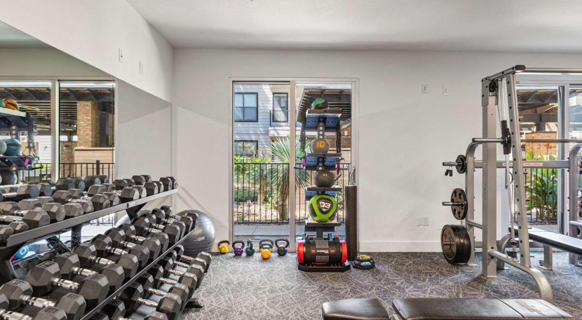 Modern 2b Near Downtown With Pool And Cozy King Beds