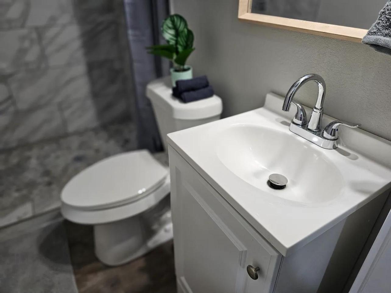Homey 2br Near Dt & Airport
