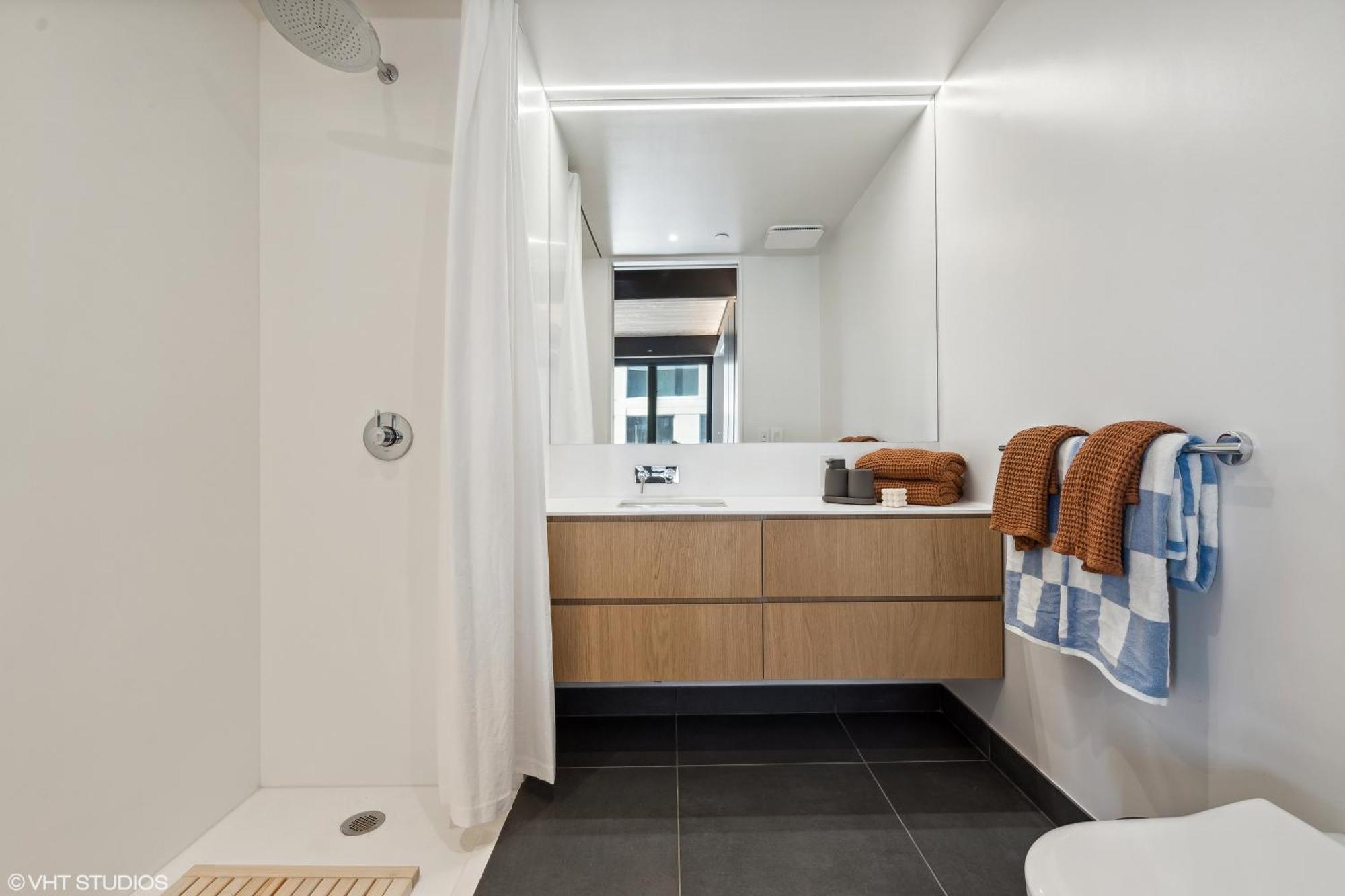 Locale East Apartment *