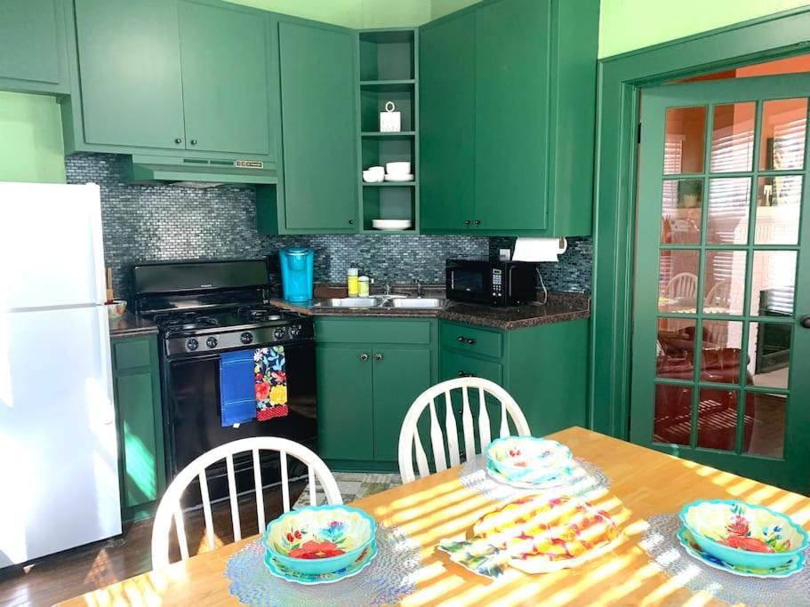 Great Location Downtown Austin-fenced Area For Dogs, Near Ut Apartment *