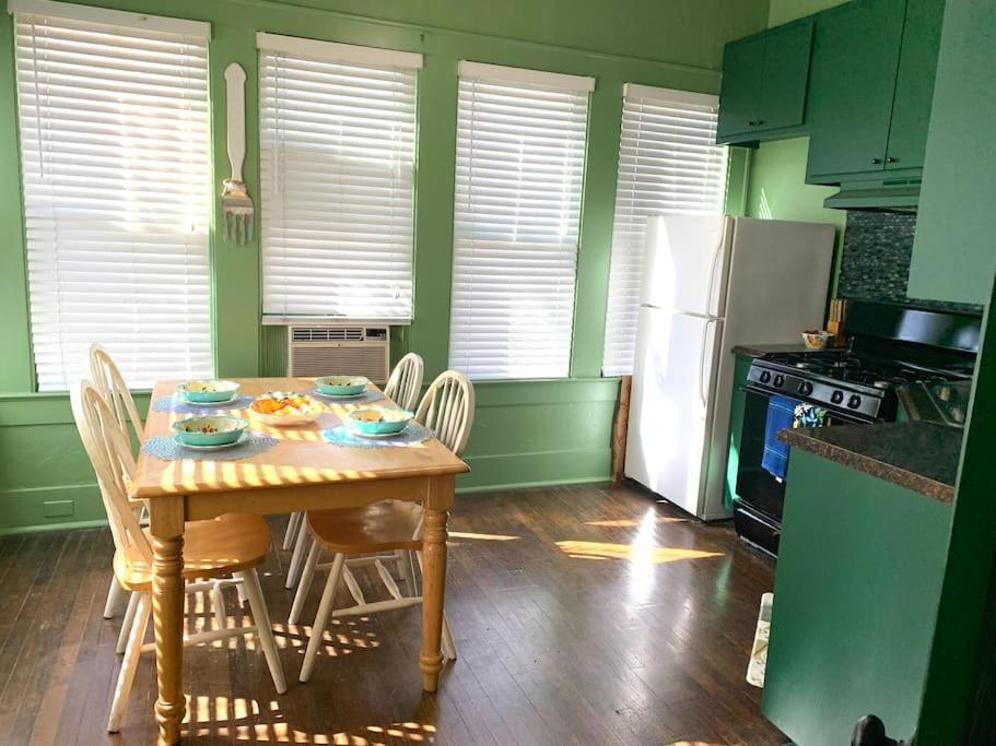 Great Location Downtown Austin-fenced Area For Dogs, Near Ut Apartment *