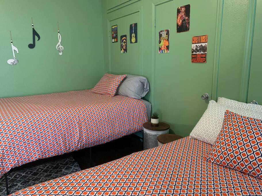 Great Location Downtown Austin-fenced Area For Dogs, Near Ut Apartment *