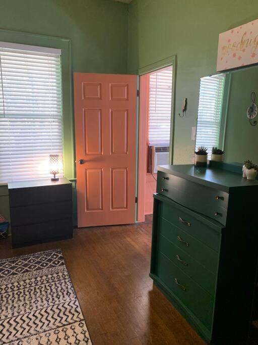 Great Location Downtown Austin-fenced Area For Dogs, Near Ut