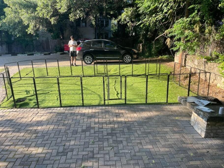 Great Location Downtown Austin-fenced Area For Dogs, Near Ut Apartment