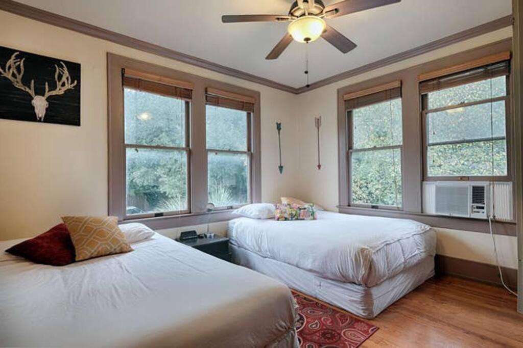 Great Location Downtown Austin-fenced Area For Dogs, Near Ut *