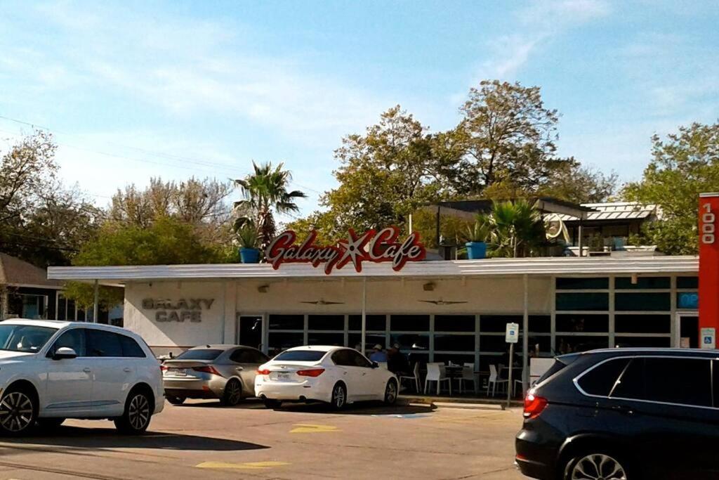 Great Location Downtown Austin-fenced Area For Dogs, Near Ut Apartment