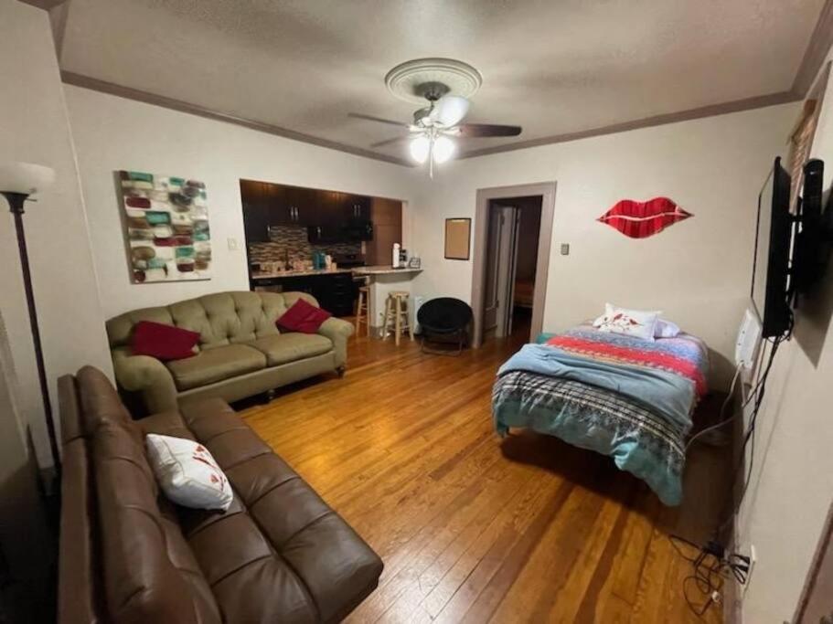 Great Location Downtown Austin-fenced Area For Dogs, Near Ut Austin
