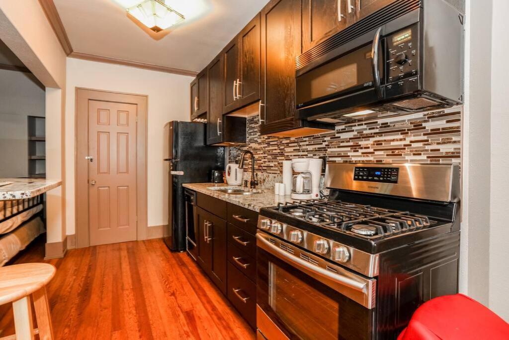Great Location Downtown Austin-fenced Area For Dogs, Near Ut