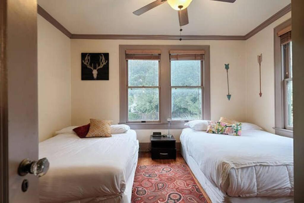 Great Location Downtown Austin-fenced Area For Dogs, Near Ut Apartment *