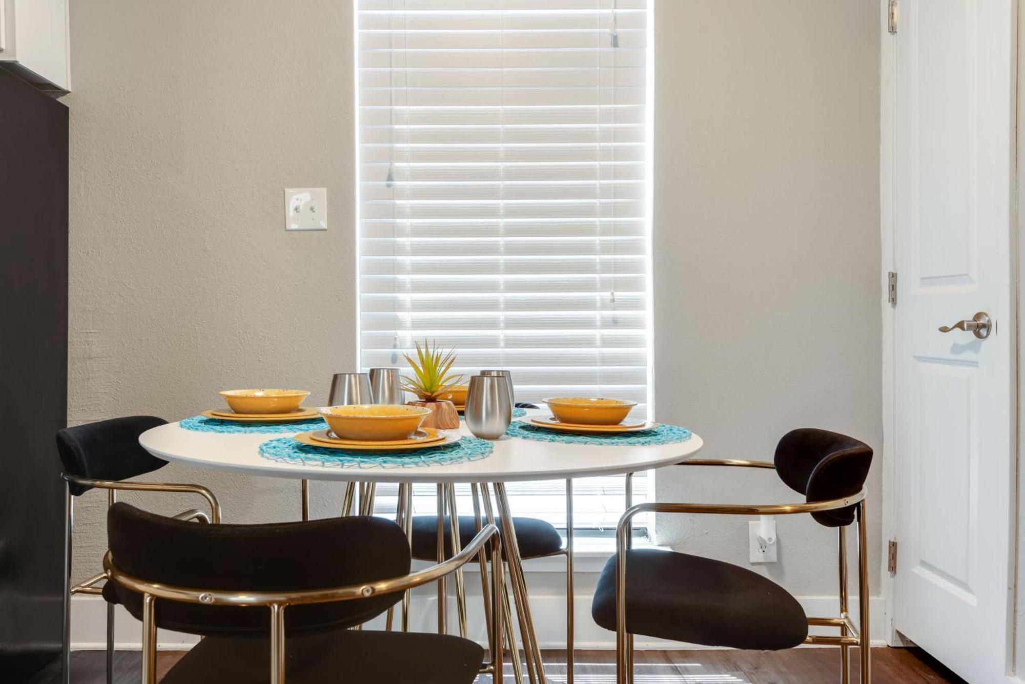 The Flamingo 103 L Pool L Sleeps 5 L 65 Smart Tv Apartment Austin