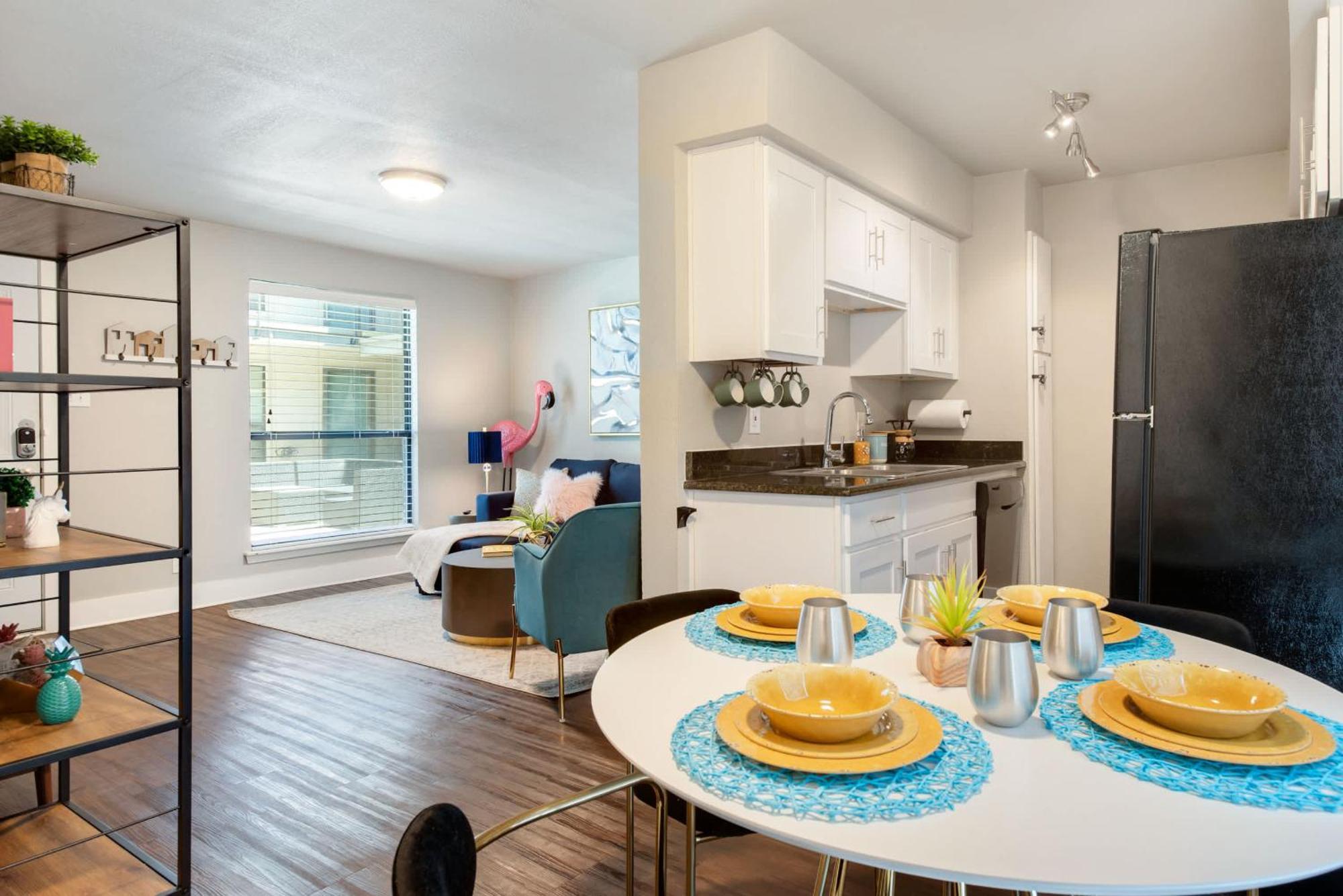 The Flamingo 103 L Pool L Sleeps 5 L 65 Smart Tv Apartment Austin
