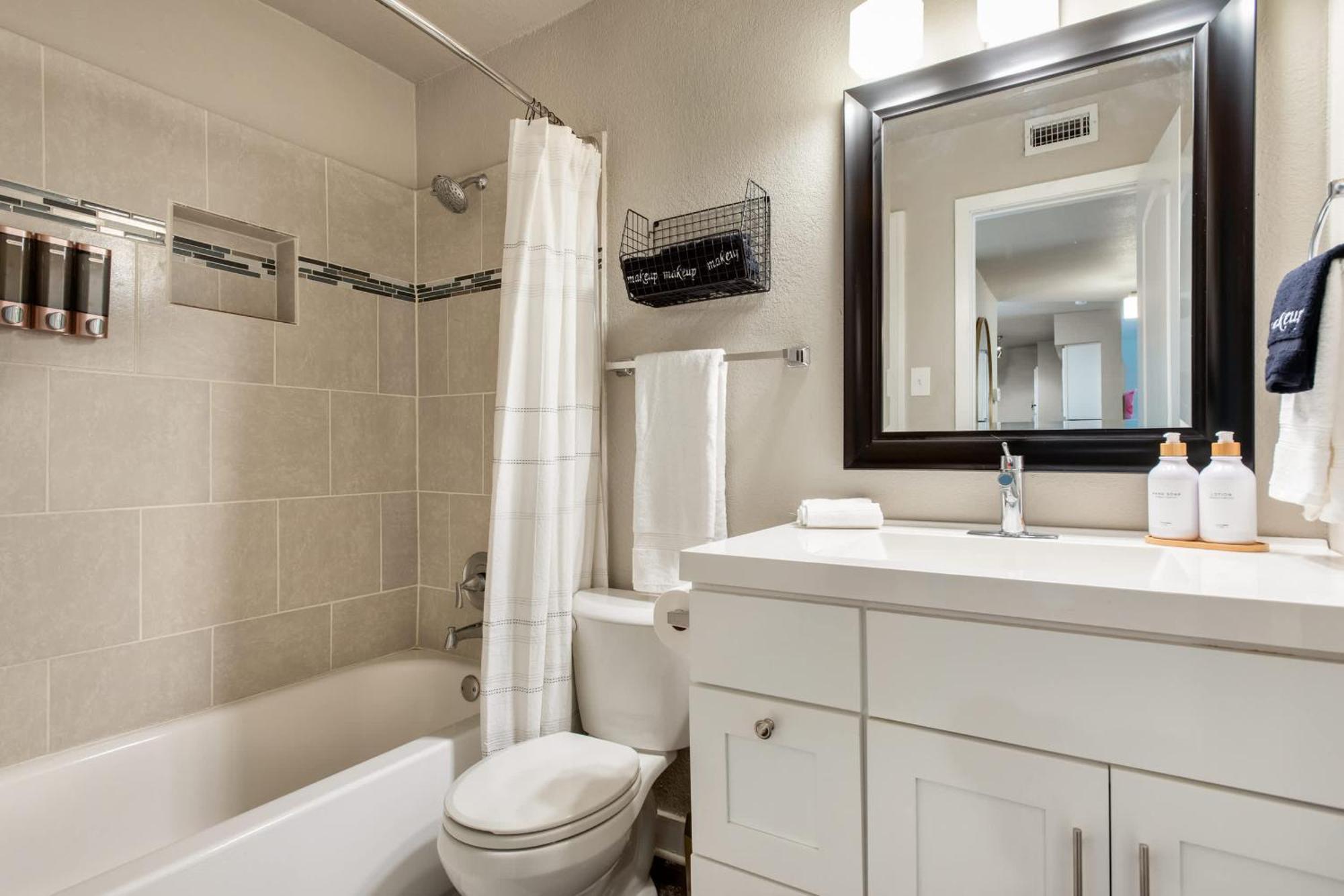 Apartment The Flamingo 103 L Pool L Sleeps 5 L 65 Smart Tv Austin