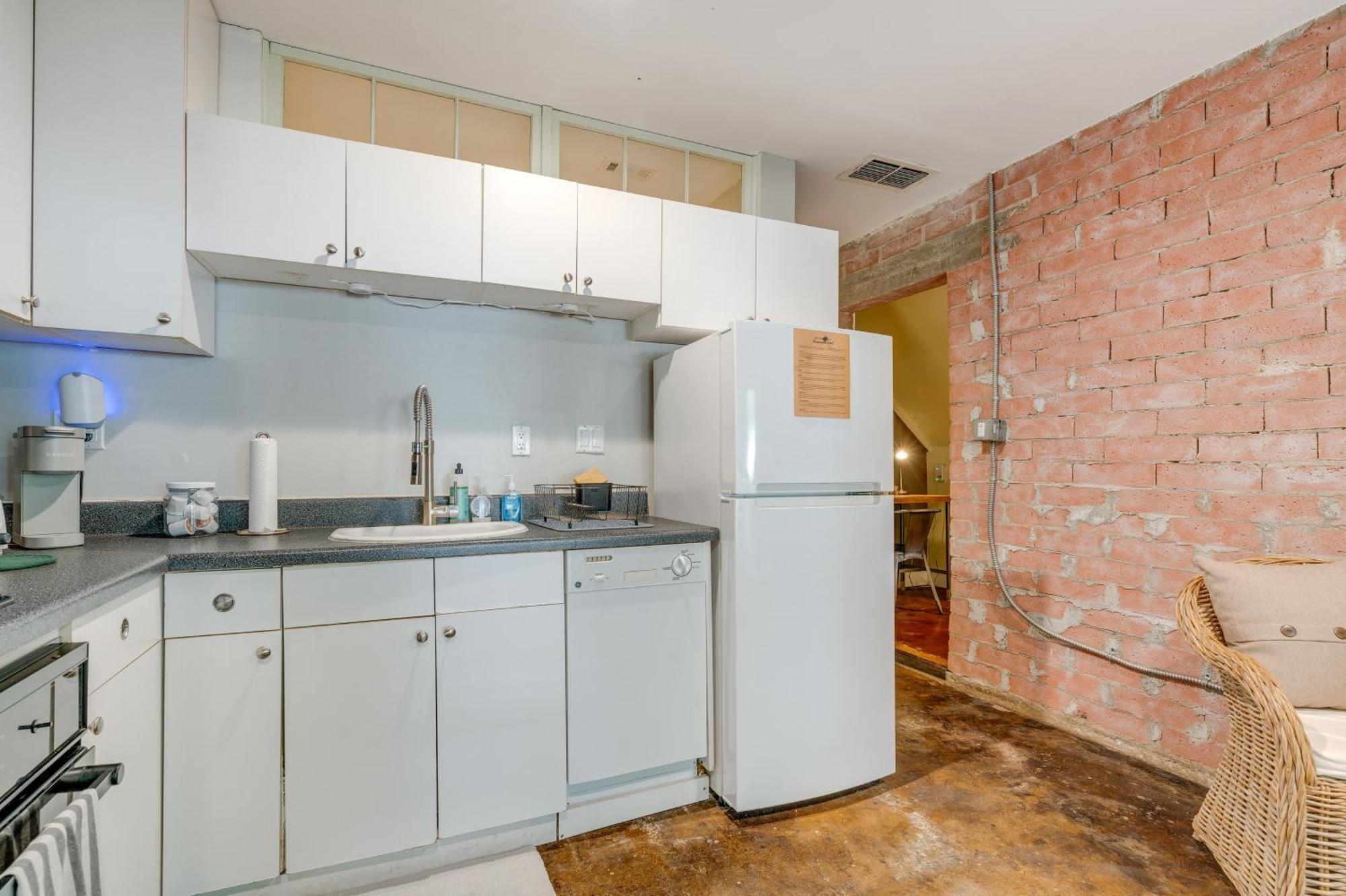 Apartment Historic About 4 Mi To Downtown! *