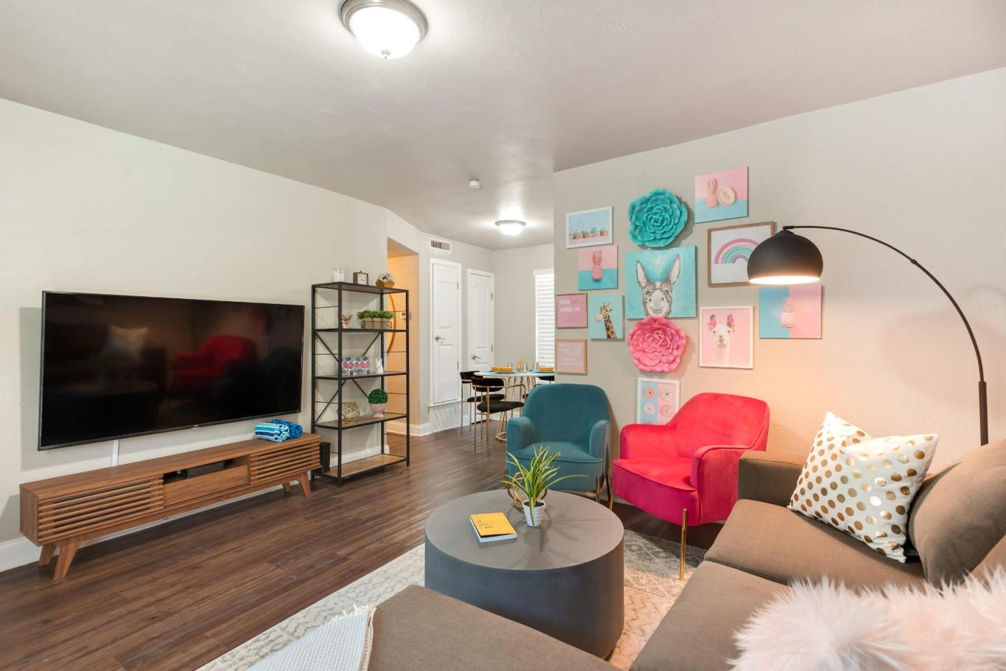 The Flamingo 102 L Pool I 65 Smart Tv I Sleeps 5 Apartment *