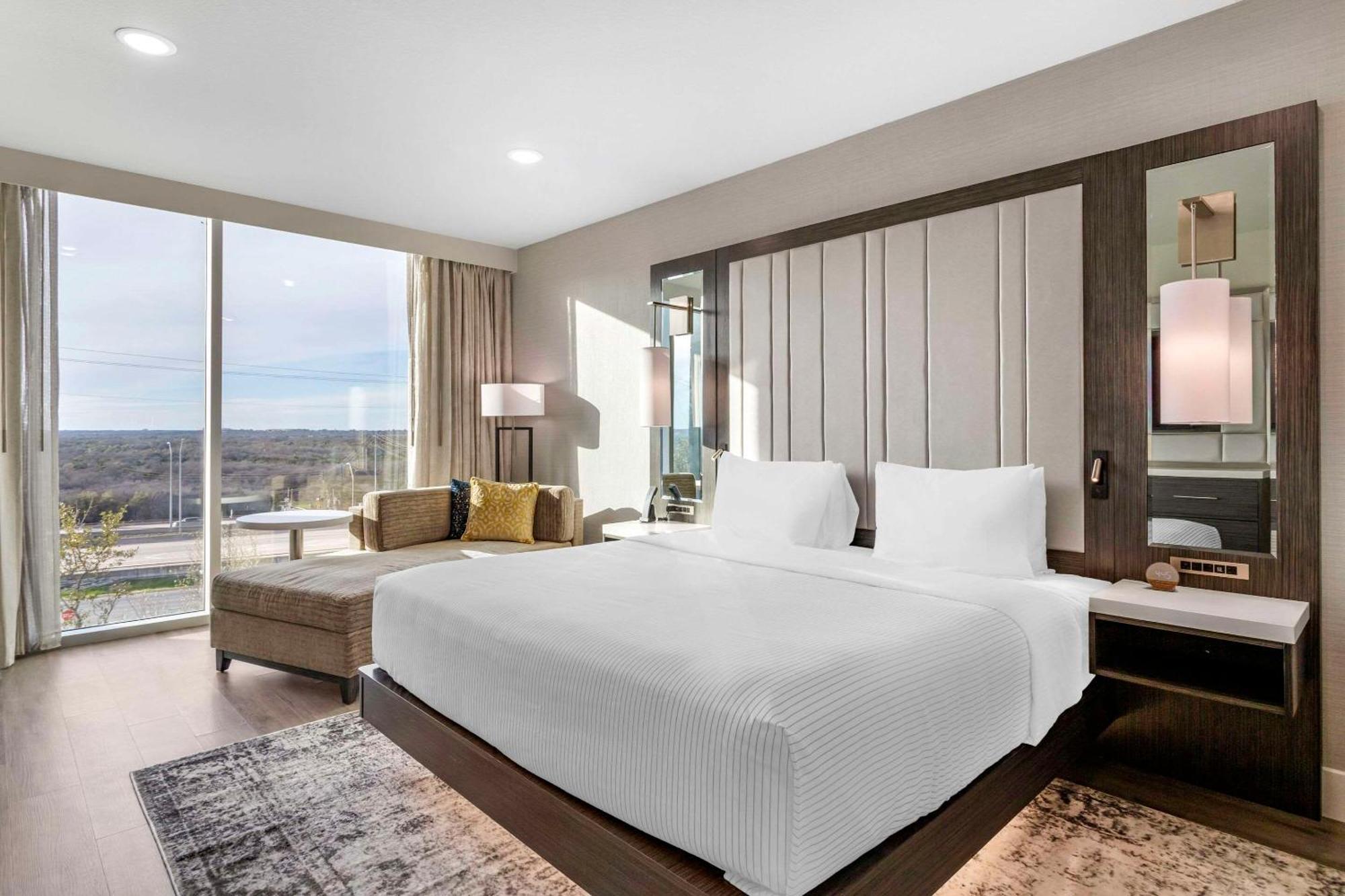 Cambria Uptown Near The Domain *