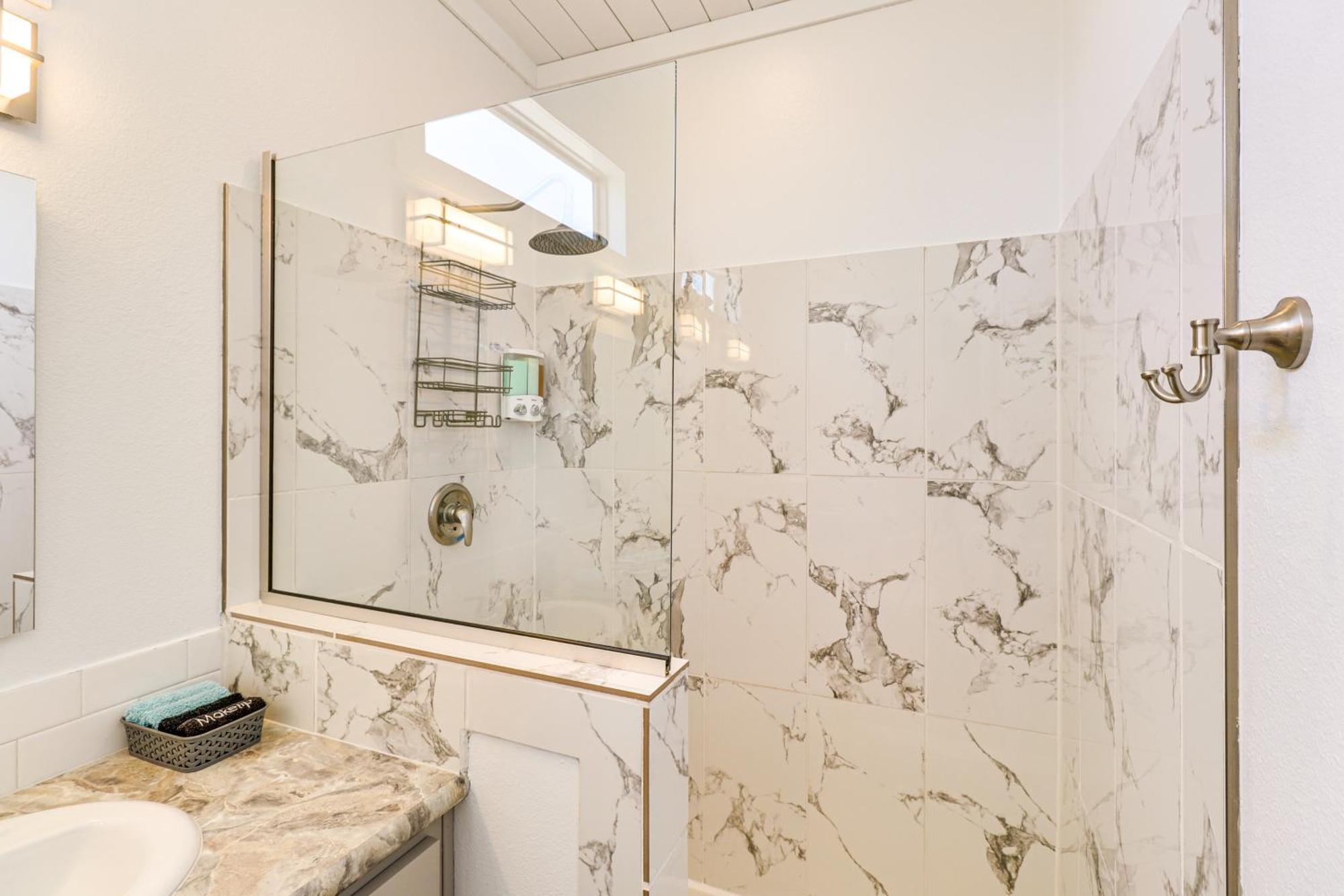 Tiny With Pool Access, 8 Mi To Downtown Austin! Austin