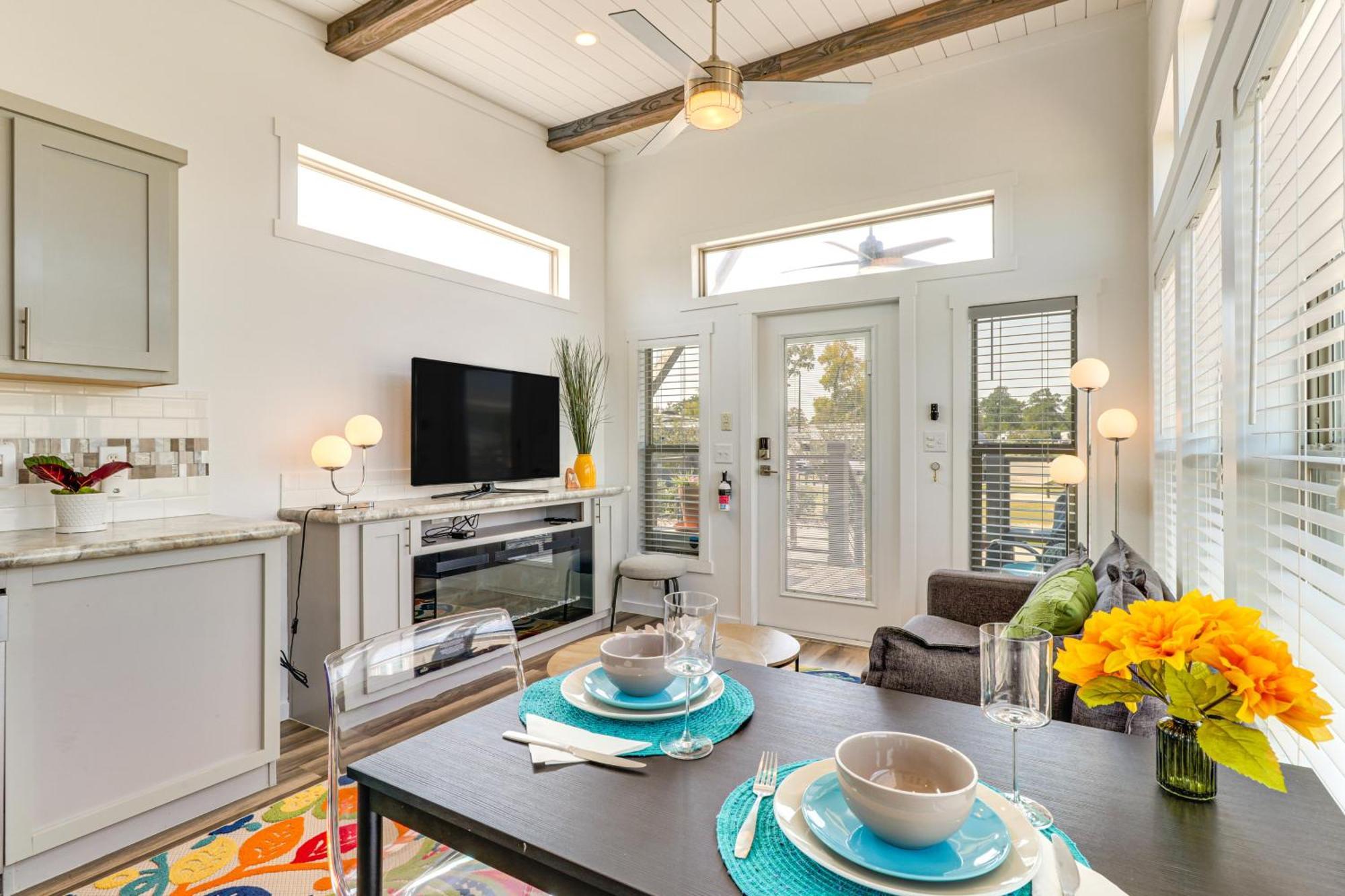 Tiny With Pool Access, 8 Mi To Downtown Austin! * Austin