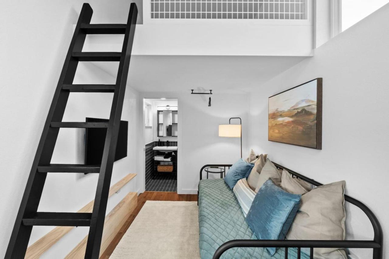 Spacious And Bright With Deck Walkable To 6th St