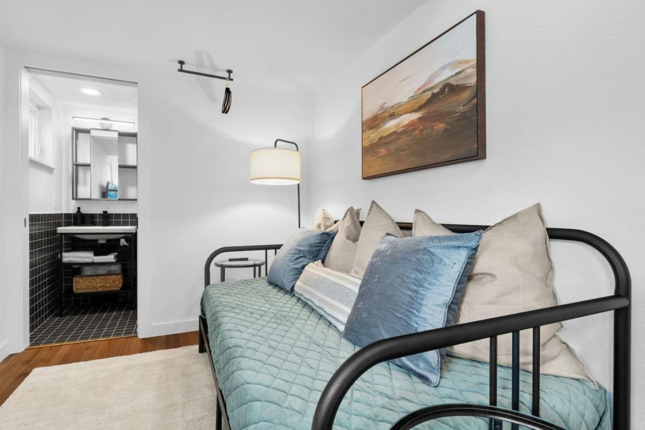 Apartment Spacious And Bright With Deck Walkable To 6th St
