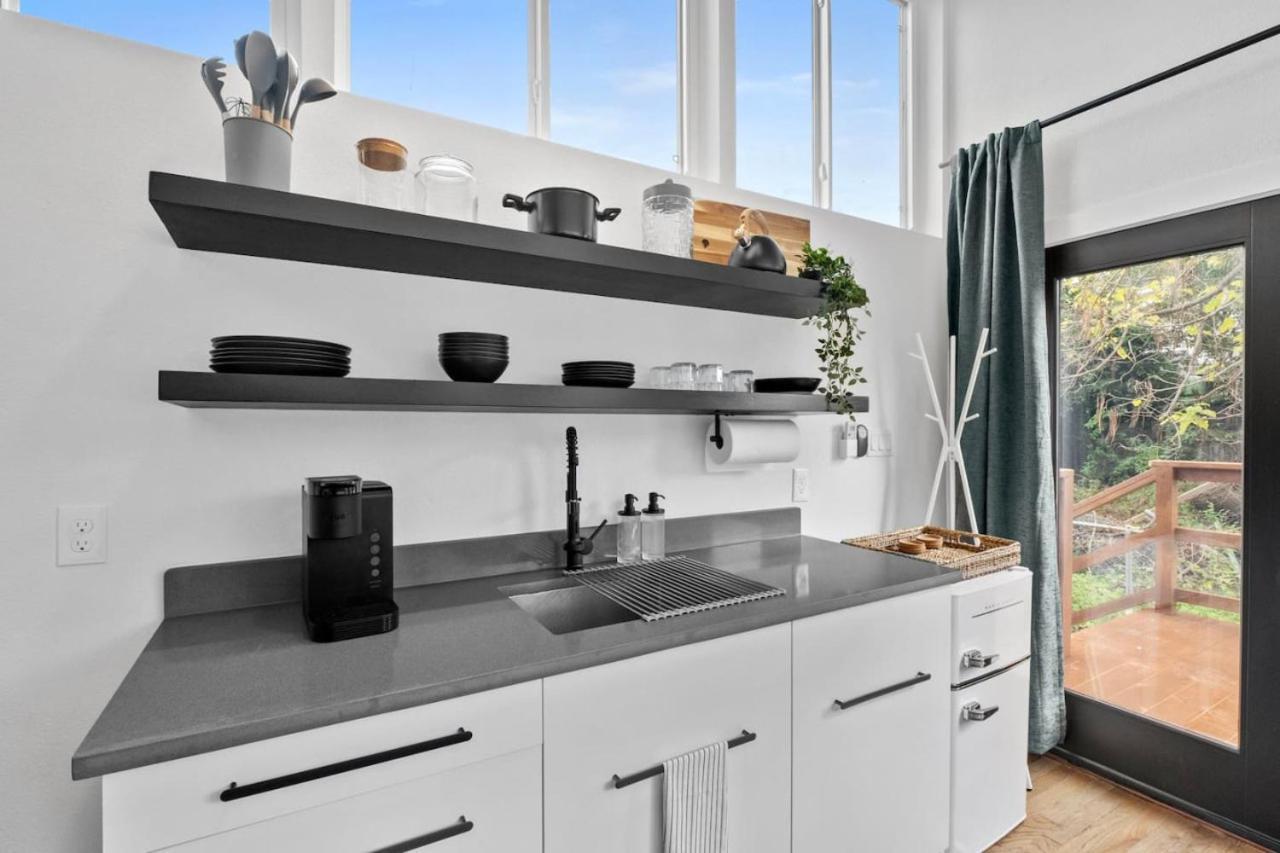 Apartment Spacious And Bright With Deck Walkable To 6th St *