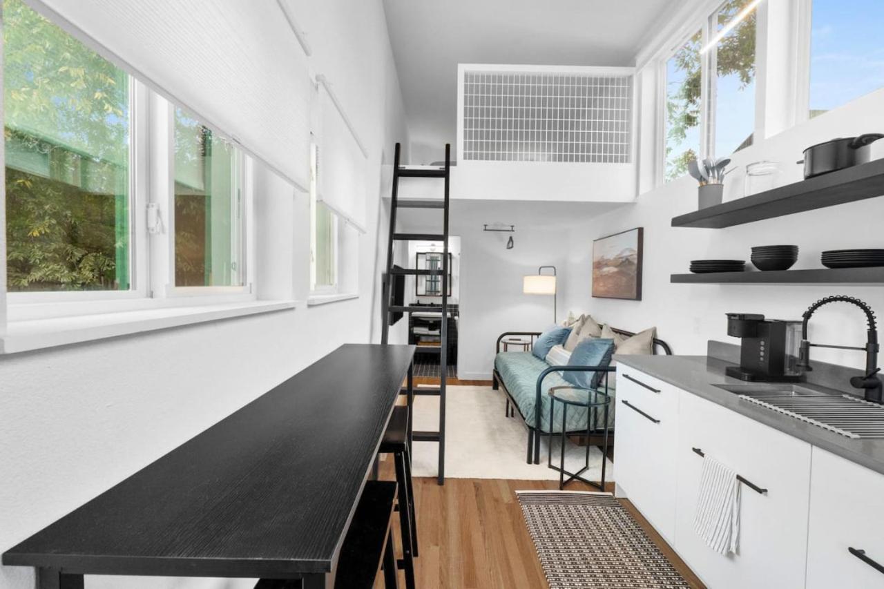 Spacious And Bright With Deck Walkable To 6th St