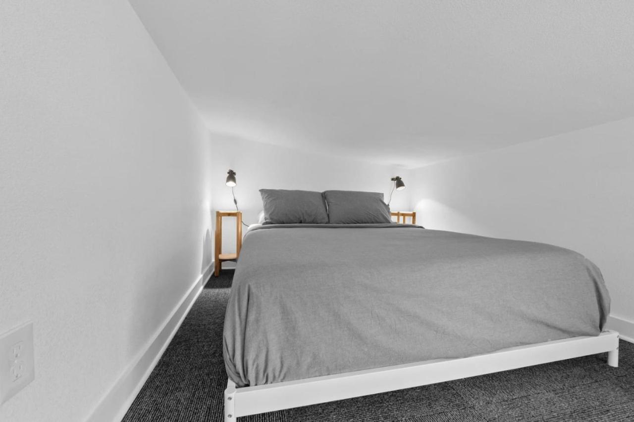 Apartment Spacious And Bright With Deck Walkable To 6th St *