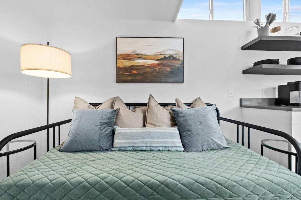 Spacious And Bright With Deck Walkable To 6th St Apartment *