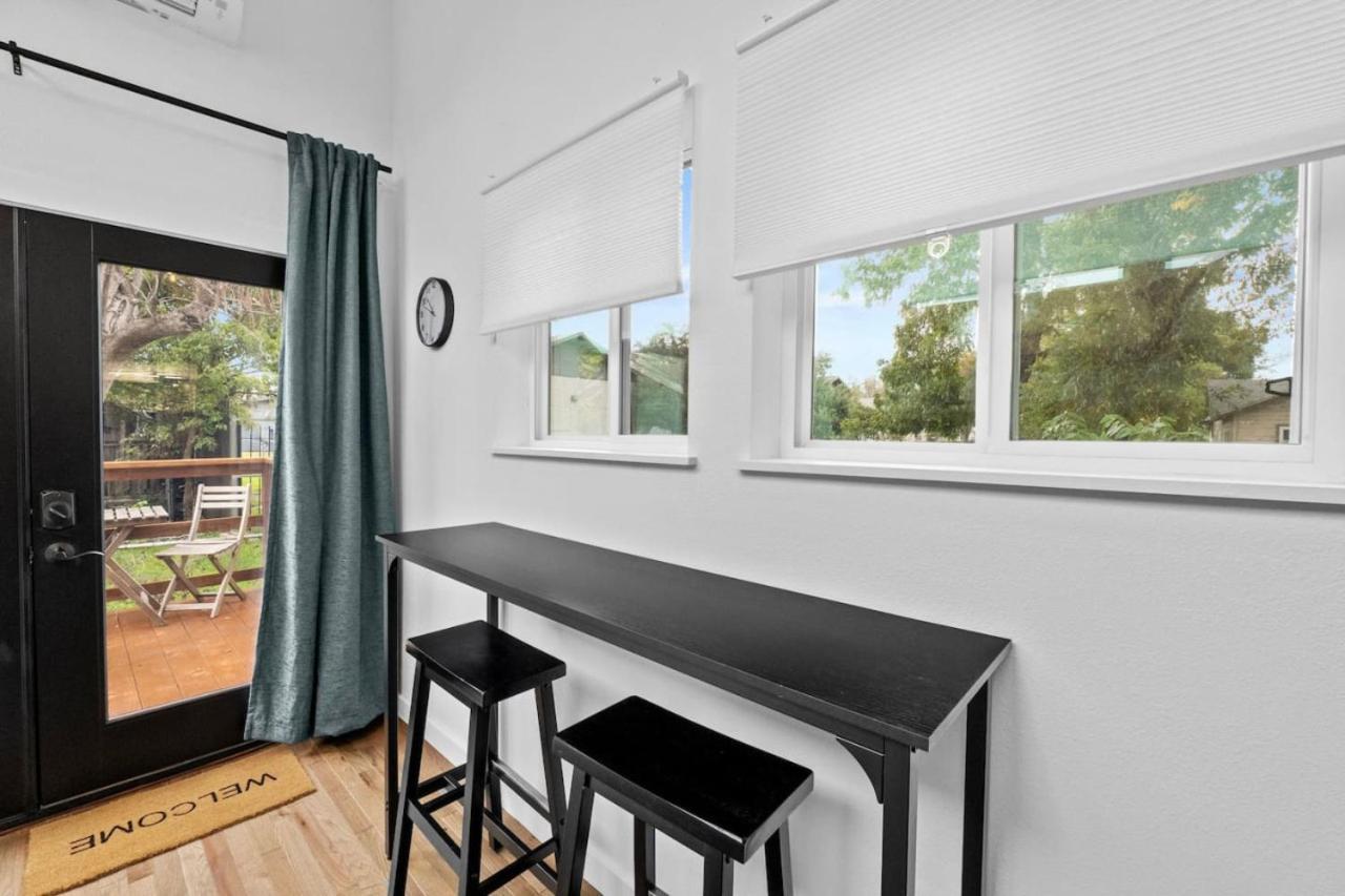 Spacious And Bright With Deck Walkable To 6th St *