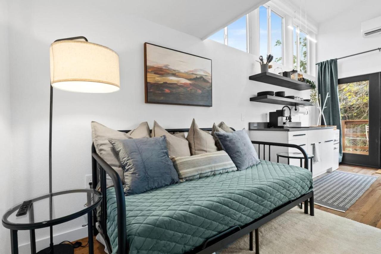 Spacious And Bright With Deck Walkable To 6th St *