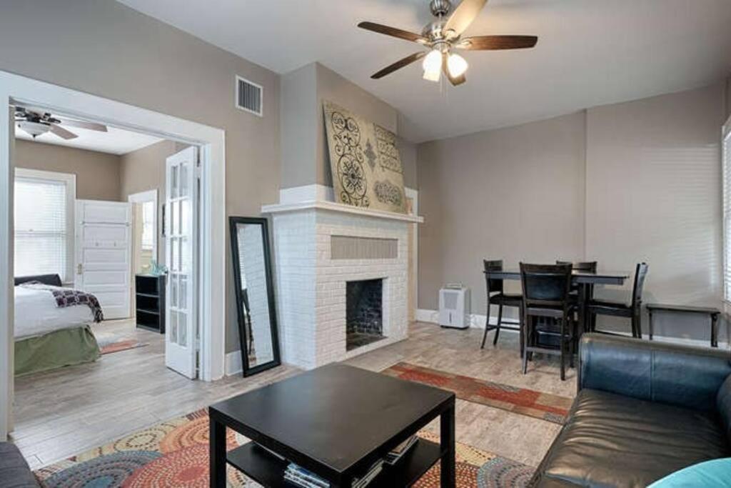 Apartment Fenced Backyard! Downtown Austin, 2 Blocks To 6thst