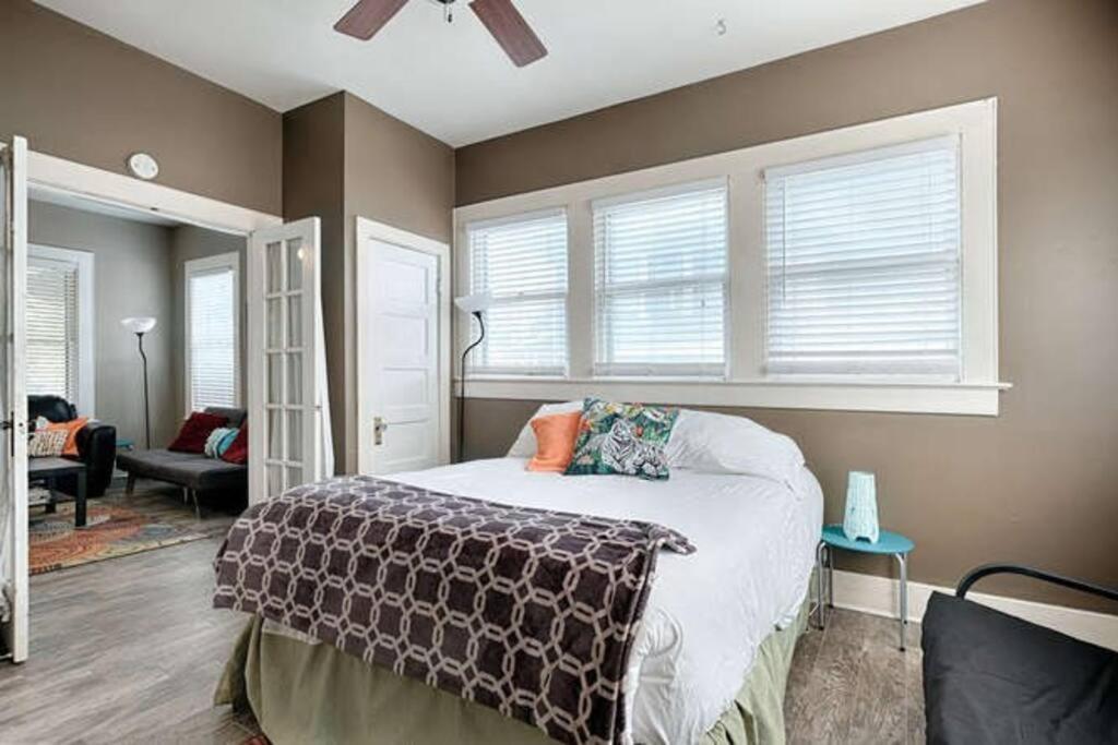 Apartment Fenced Backyard! Downtown Austin, 2 Blocks To 6thst