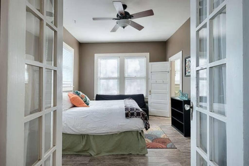 Fenced Backyard! Downtown Austin, 2 Blocks To 6thst Apartment