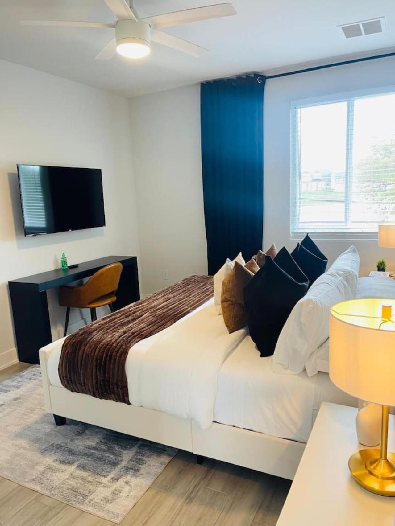 Luxury Combined Homes - Downtown Access - Balcony Holiday home *
