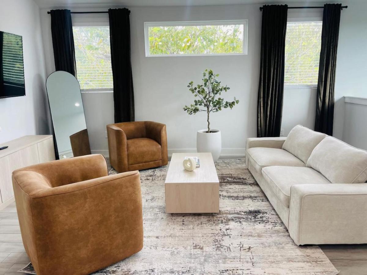 Luxury Combined Homes - Downtown Access - Balcony Austin