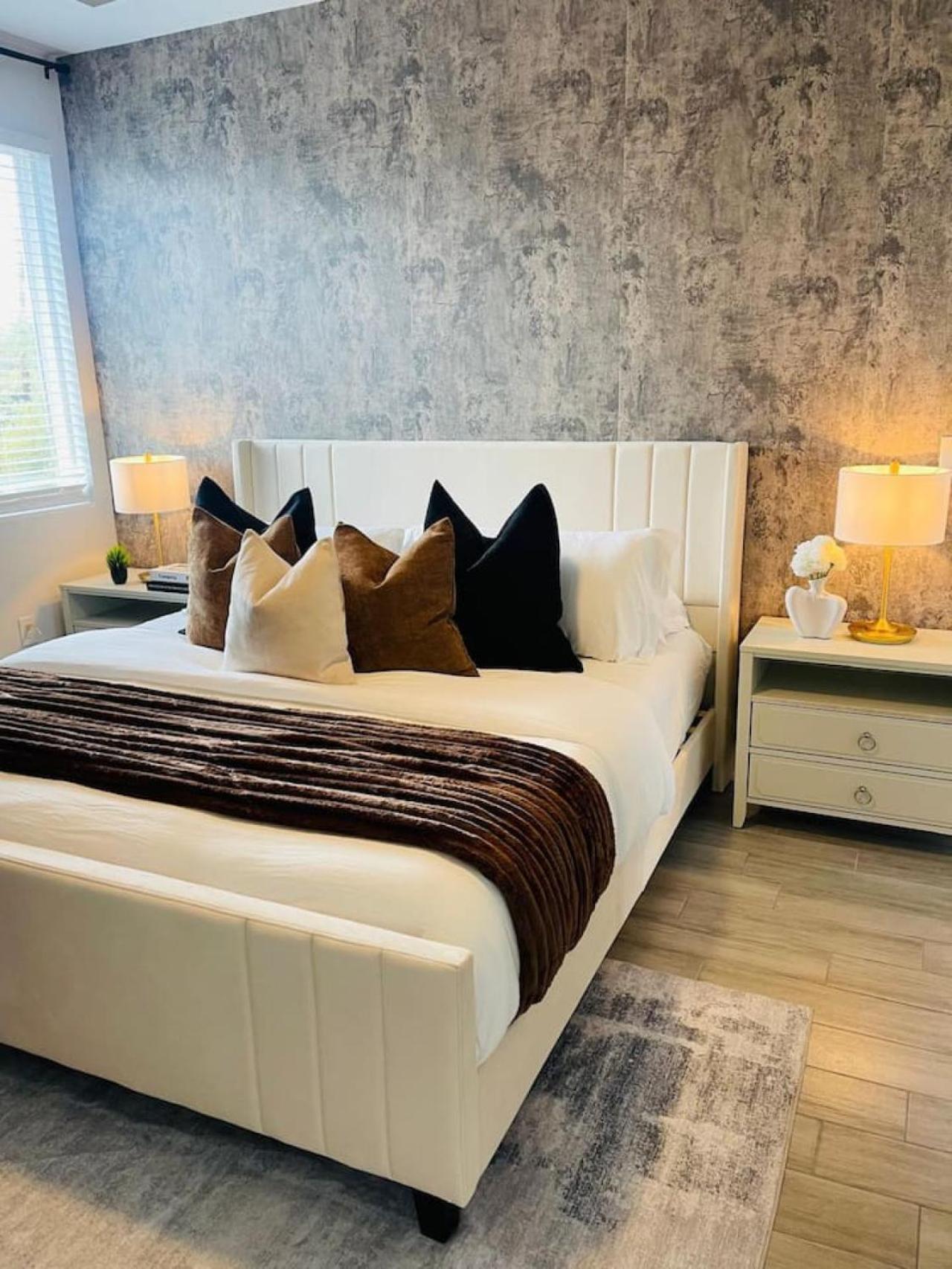 Luxury Combined Homes - Downtown Access - Balcony Holiday home