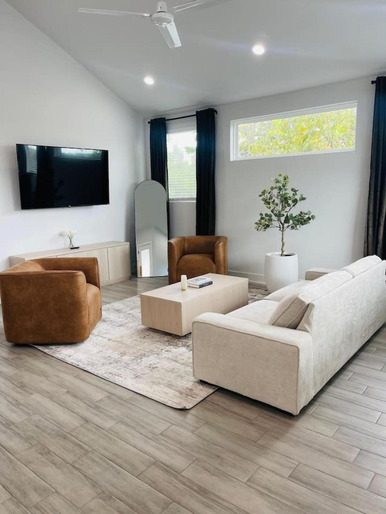Luxury Combined Homes - Downtown Access - Balcony Holiday home