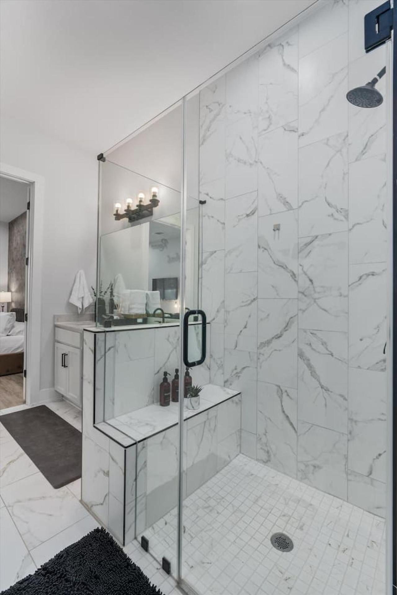 Luxury Combined Homes - Downtown Access - Balcony Holiday home